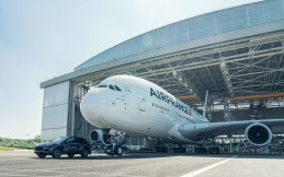 Rekor Dunia! Mobil Porsche Cayenne Tarik Pesawat Airbus