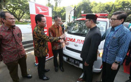 Daihatsu Serahkan Ambulans Mini ICU ke Pemkot Bandung