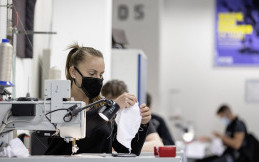 Mercedes-Benz Manufaktur di Sindelfingen Produksi Masker untuk Karyawannya