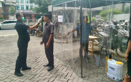 Cegah Virus Corona, Bluebird Sterilisasi Pengemudi  di Bilik Disinfektan