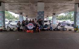 Komunitas Vespa Asal Bintaro Ini Bagikan Takjil Sekaligus Gelar Bukber