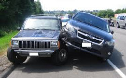 Kesal Disalip, Wanita Ini Tabrakkan Mobil Subaru ke Jeep