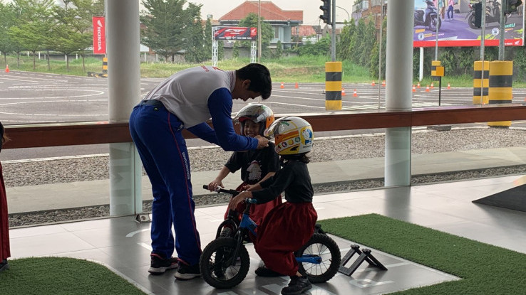 Bikers, Bonceng Anak ke Sekolah Ada Aturannya Lho!