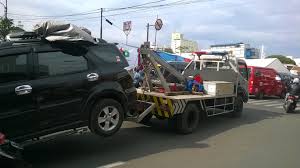 Begini Cara Derek Mobil yang Benar
