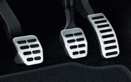 Injak Rem Secara Mendadak Tidak Dianjurkan, Ini Penjelasannya