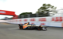 Siap Hadapi Kendala, Begini Persiapan Pembalap Neom McLaren Jelang Balap di Jakarta E-Prix 2023