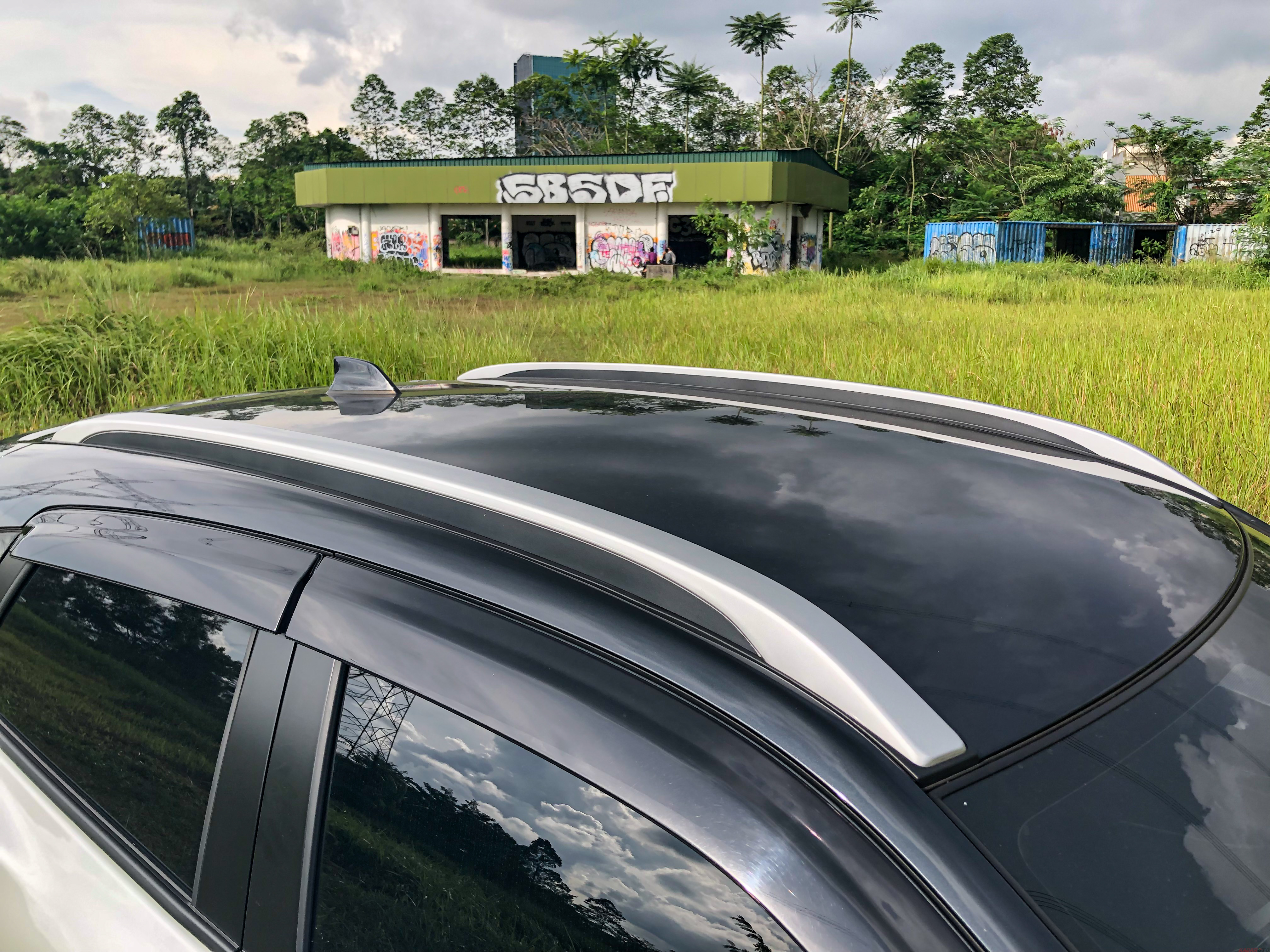 Tersedia Roof Rail bawaan