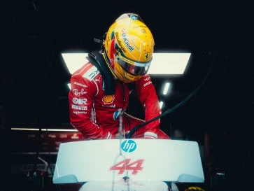 Lewis Hamilton Raih Pole Sprint F1 Inggris 2026, Diintai Mercedes dan Red Bull Racing