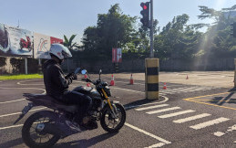 Ini Alasan Dilarang Mengemudikan Kendaraan Ketika Bermain Ponsel