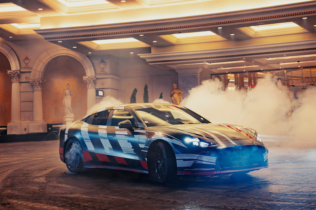 Aksi Pembalap F1 Jadi Petugas Valet Mengendarai Mercedes-AMG GT 4-Door Coupe