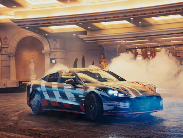 Aksi Pembalap F1 Jadi Petugas Valet Mengendarai Mercedes-AMG GT 4-Door Coupe