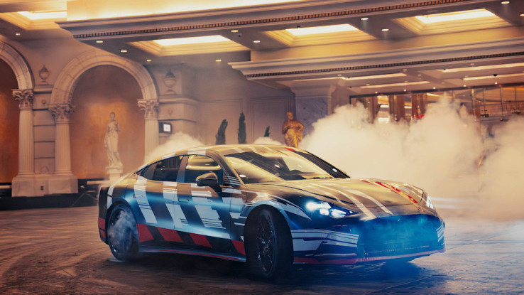 Aksi Pembalap F1 Jadi Petugas Valet Mengendarai Mercedes-AMG GT 4-Door Coupe