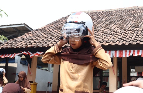 Keselamatan Anak di Jalan Dimulai dari Kebiasaan Gunakan Helm