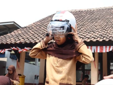 Keselamatan Anak di Jalan Dimulai dari Kebiasaan Gunakan Helm