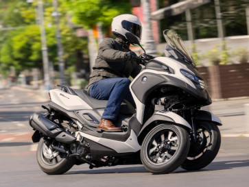 Yamaha Tricity 300 2026, Skutik Roda 3 Pertama Berfitur Airbag