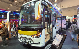 Laksana Rilis Seri Legacy Double Decker SR3 dan Tourista SR3 di GIIAS 2023