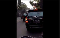 Viral Video Emak-emak Marah karena Mobil Anies Serobot Antrian
