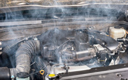 Jangan Isi Radiator dengan Air Dingin saat Mesin Overheat