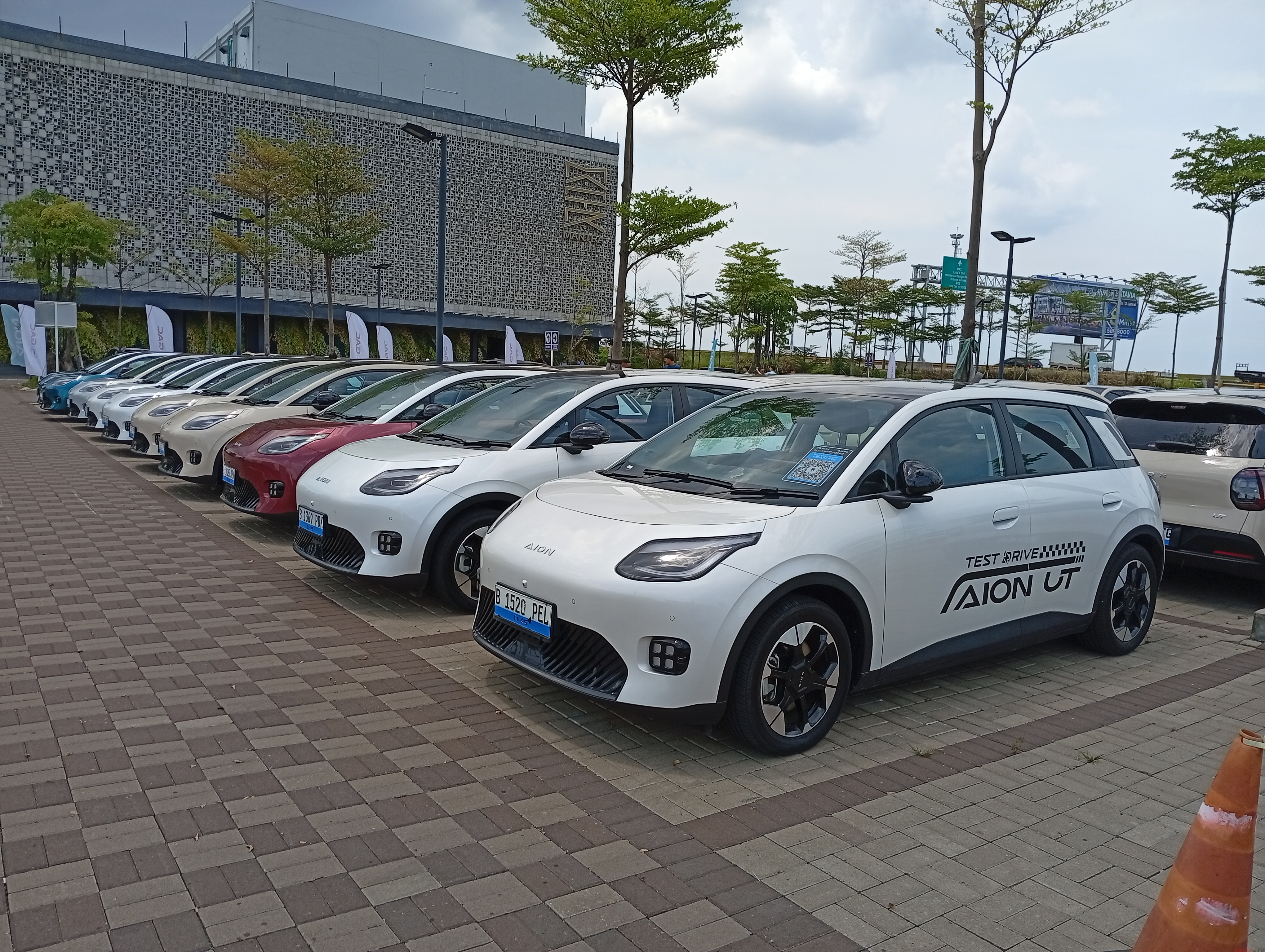 Jajaki Pasar Jepang, 2.000 Unit Aion UT dan V Siap Dipasarkan