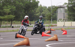 Begini Cara Menyalip Kendaraan yang Benar