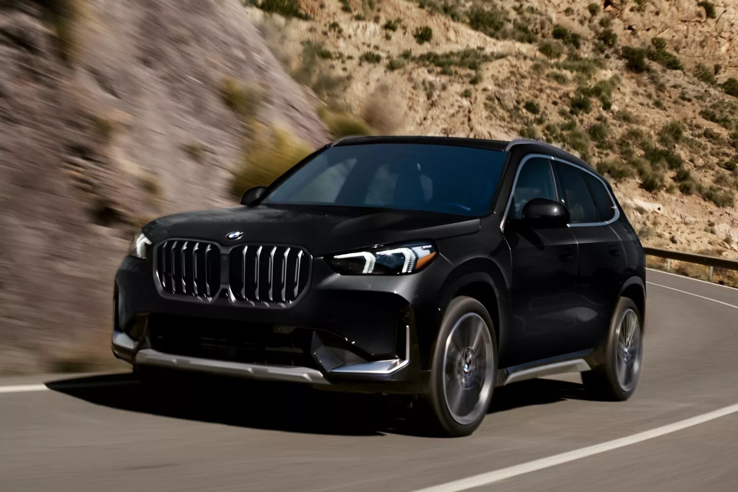 BMW X1 dan X2 Bersolek, Hadirkan Varian Hybrid Baru dan Performa Elektrik Lebih Efisien