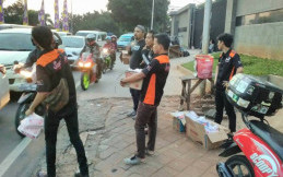 Scoober Berbagi Takjil Kepada Pengendra Motor Untuk Berbuka Puasa