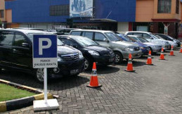 Simak Cara Parkir Mobil yang Benar