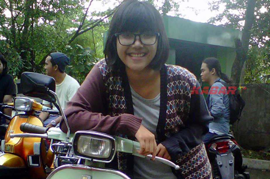 Dwi, Mahasiswi yang Mengerti Ngutik Mesin Vespa