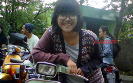 Dwi, Mahasiswi yang Mengerti Ngutik Mesin Vespa