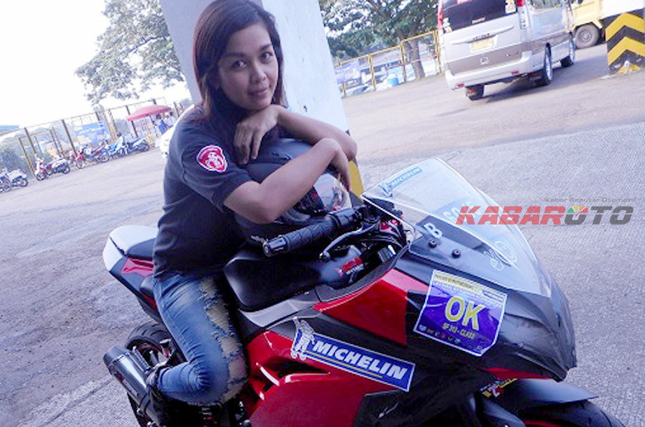 Cewek Farmasi yang Ingin Balap Motor