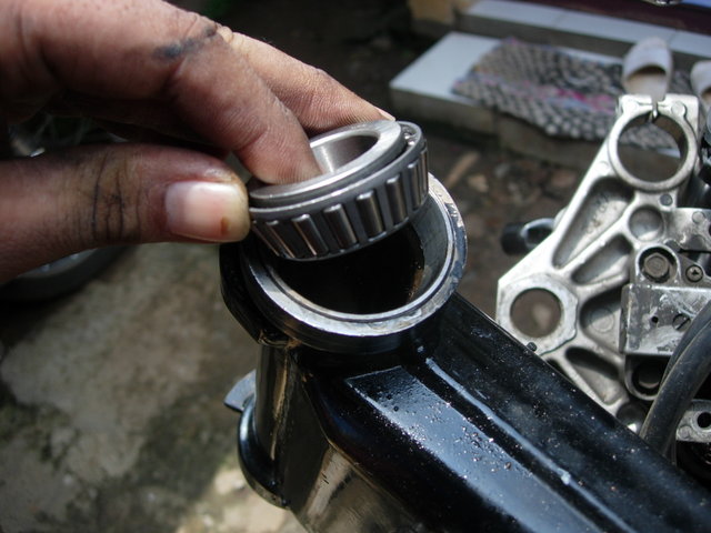 Roda Depan Hantam Lubang, Komstir Rusak