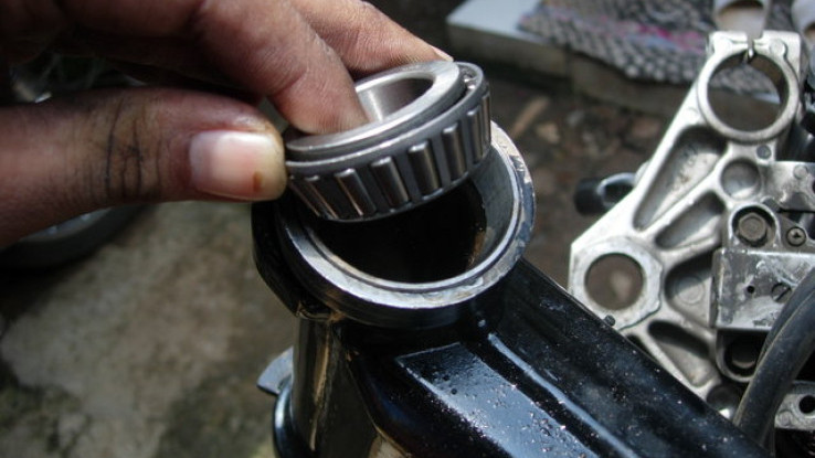 Roda Depan Hantam Lubang, Komstir Rusak