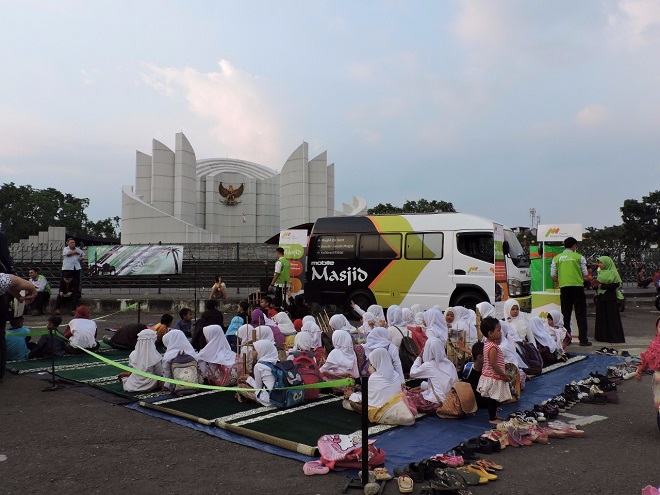 Unik, Mobil jadi Masjid Keliling