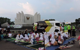 Unik, Mobil jadi Masjid Keliling