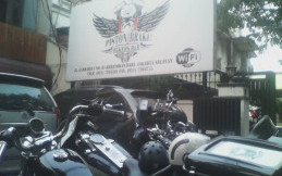 Piston Brake Bikers Bar, Makan Enak Nongkrong Asik