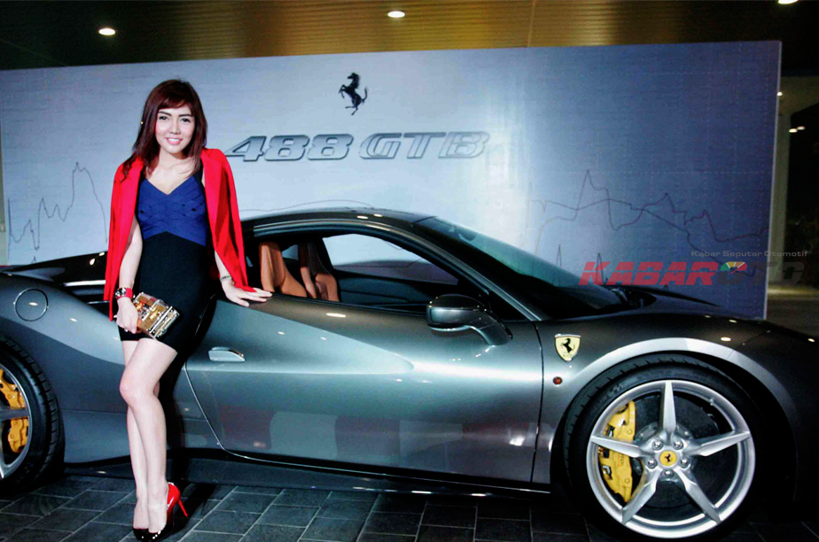 Bella Shofie Berpose Bersama Ferrari 488 GTB