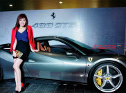 Bella Shofie Berpose Bersama Ferrari 488 GTB