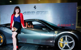 Bella Shofie Berpose Bersama Ferrari 488 GTB