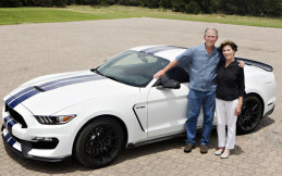 Jay Leno Lelang Shelby Mustang GT350 Untuk Veteran