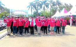 Ratusan Kutu Upacara Di Kolam Renang