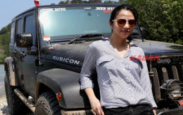Lina, Si Cantik yang Hobi Jeep