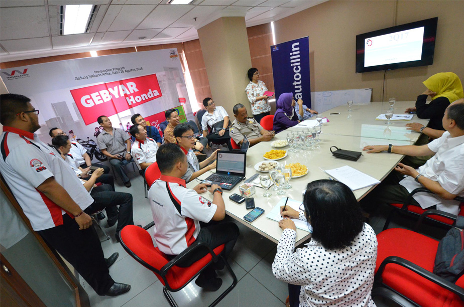 Kasminah konsumen Dealer Beky Motor Tangerang dapatkan Honda Big Bike CB500F