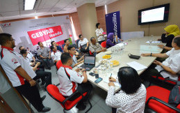 Kasminah konsumen Dealer Beky Motor Tangerang dapatkan Honda Big Bike CB500F