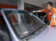 Tips Mudah Hilangkan Goresan di Kaca Mobil