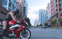 Aksi Model Cantik ‘Lux’ Geber Suzuki GSX-R 