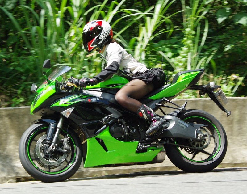 Coral Yang, Si Seksi nan Sangar Penunggang Kawasaki  ZX-6R 
