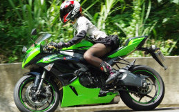 Coral Yang, Si Seksi nan Sangar Penunggang Kawasaki  ZX-6R 