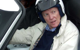  Dan Gurney Bersama Kru All American Racers Ciptakan Mesin Baru