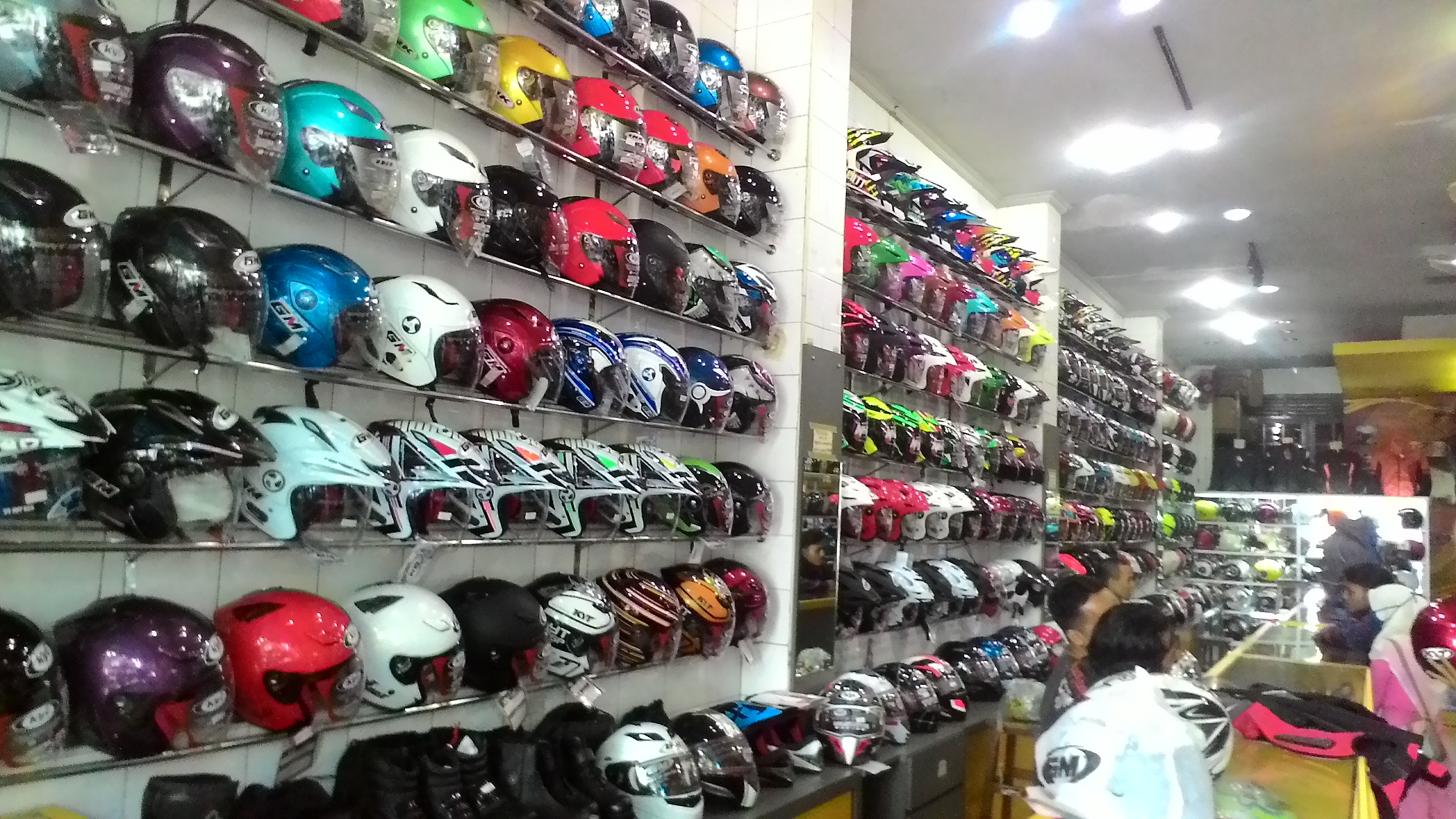 Siam Motor's, Sedia Ratusan Jenis Helm