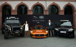 Naomie Harris Pamerkan Deretan Mobil Supercar dalam Film Terbaru 007 di Frankfurt Motor Show 2015
